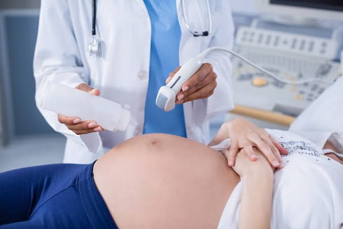 Exame de ultrassom em gestante, representando o acompanhamento ultrassonográfico do pré-natal