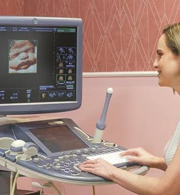 Ultrassom morfológico do 2º trimestre em aparelho com imagem do bebê na tela