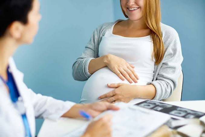 Médica conversando com gestante, representando o cálculo de risco para parto prematuro