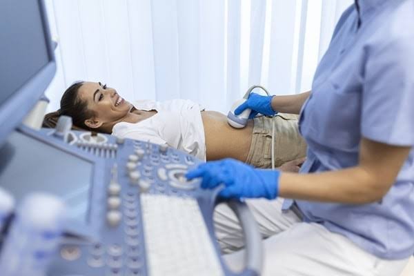 Gestante em exame de ultrassom obstétrico com Doppler